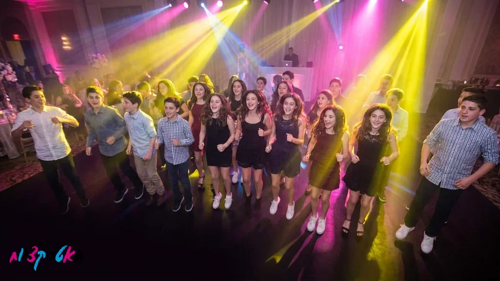 רחבת ריקודים מלאה באנרגיה ושמחה בחגיגת בת מצווה